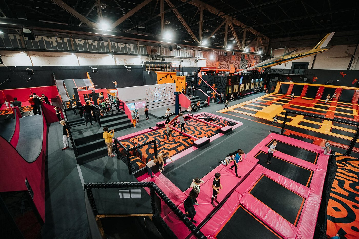 Hangar 646 jako park trampolin w Warszawie